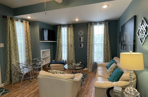 St. Gabriel Apartment | Sleek Modern Apartment near Tiger Stadium and L'Auberge Casino