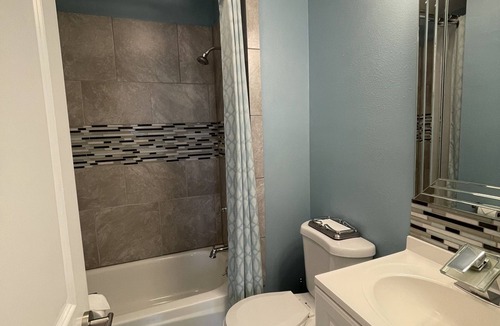 St. Gabriel Apartment | Sleek Modern Apartment near Tiger Stadium and L'Auberge Casino