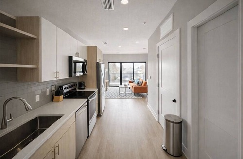 Dundee-Happy Hollow Historic District Apartment | Sleepover | Lively Studio + Gym/Sauna - Omaha