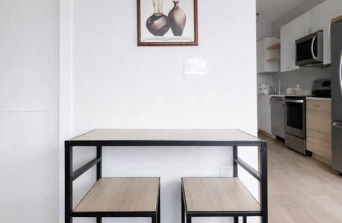 Dundee-Happy Hollow Historic District Apartment | Sleepover | Lively Studio + Gym/Sauna - Omaha
