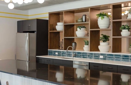 Dundee-Happy Hollow Historic District Apartment | Sleepover | Modern Studio + Gym/Sauna - Omaha