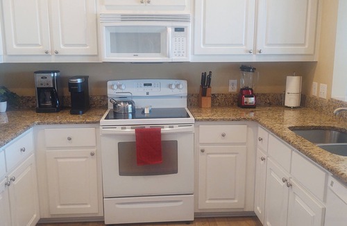 Morgantown House | Sleeps 10: 3 King/2 Bunk, Steps to Beach, Wagons & Beach Paraphernalia Included
