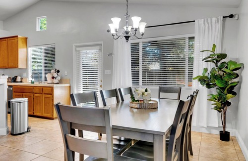 Greenacres House | Sleeps 13 – BBQ, EV, Comfy Beds, Near Shops
