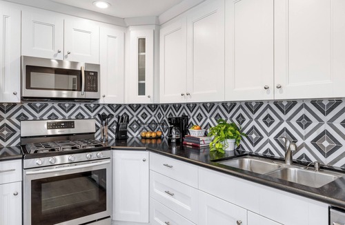 West Newport House | Sleeps 18 | Steps to the Beach, Shops & Eateries | Ocean Views + Patio