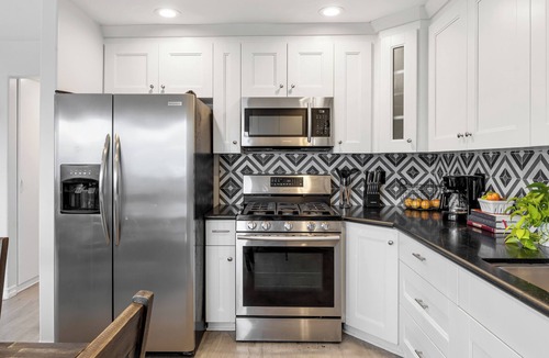 West Newport House | Sleeps 18 | Steps to the Beach, Shops & Eateries | Ocean Views + Patio
