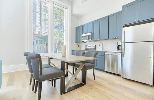 French Quarter Hotel | Sleeps 26 | Entire 4th Floor in French Quarter | The Harlequin by AvantStay