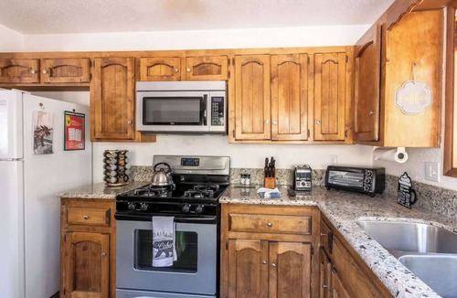Summit Estates Apartment | Slopeside Cabin D Walk to Slopes W Free Parking