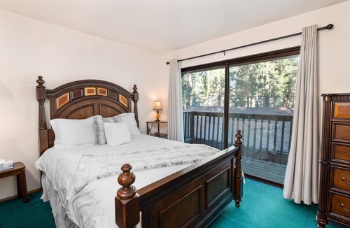 Summit Estates Cabin | Snow Summit Getaway - 2-bedroom in Big Bear Lake, Walk to Slopes, Cable TV, Deck, BBQ, Views