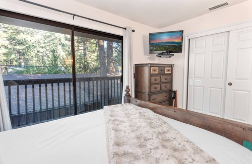 Summit Estates Cabin | Snow Summit Getaway - 2-bedroom in Big Bear Lake, Walk to Slopes, Cable TV, Deck, BBQ, Views