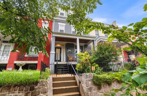 Capitol Hill Apartment | Sojourn Sleek 3BD in the Heart of Capitol Hill
