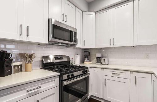 Capitol Hill Apartment | Sojourn Sleek 3BD in the Heart of Capitol Hill