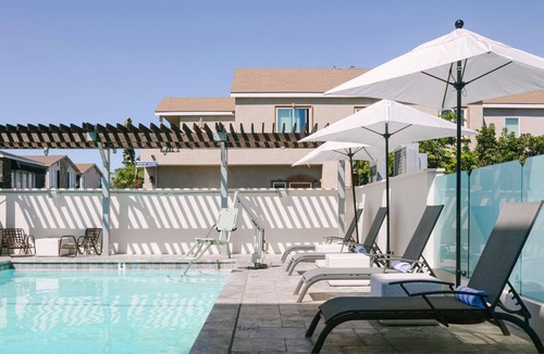 Newport Shores Apartment | Sonder Solarena | King Room w/Balcony