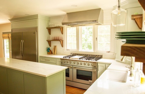 Laurel Cottage | Southern Retreat at its Finest with King Bed En-suite and Antiques Galore!