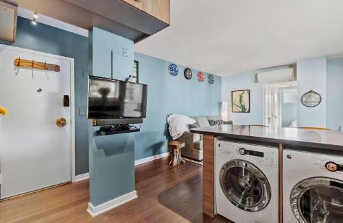 Eastport Apartment | Spa Creek Condo Pool Deck & Parking