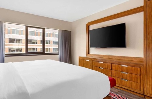 West End Hotel | Spacious 1BR King Stay| Free Breakfast, Kitchenette & Indoor Pool Access