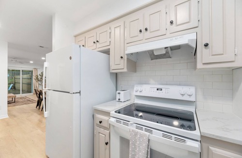 Fairhope House | Spacious 2 bedroom cottage; KING BED; fenced yard