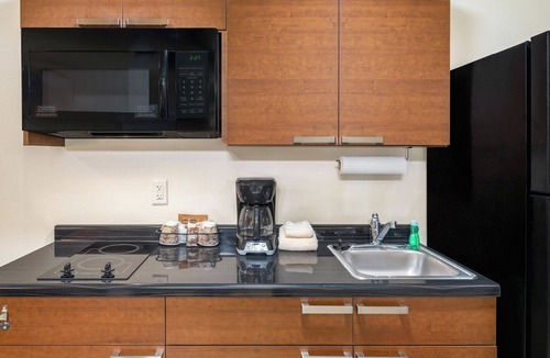 La Vista Hotel | Spacious 2 Queen Beds, Recliner & Kitchen – Perfect Stay for Families Gateways