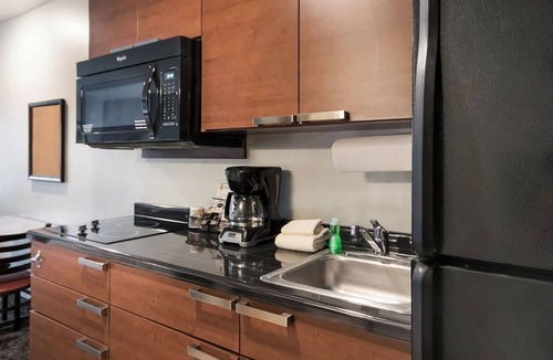 La Vista Hotel | Spacious 2 Queen Beds, Recliner & Kitchen – Perfect Stay for Families Gateways