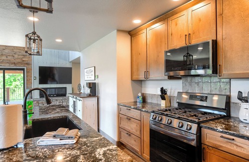 Lead Cabin | Spacious 3-Level Wrap Around Deck & Hot Tub. Great views & Large Driveway!