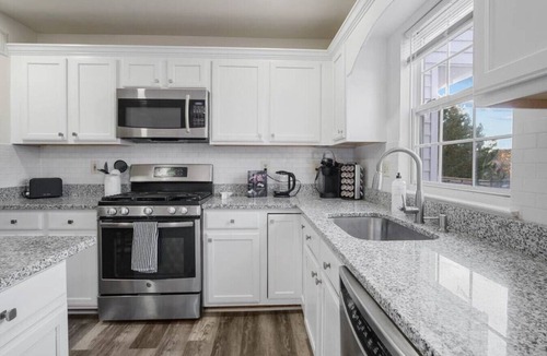 Sterling House | Spacious 3 LVL, 3 BEDR + Attached Baths, Close to Airport ✈ and Attractions