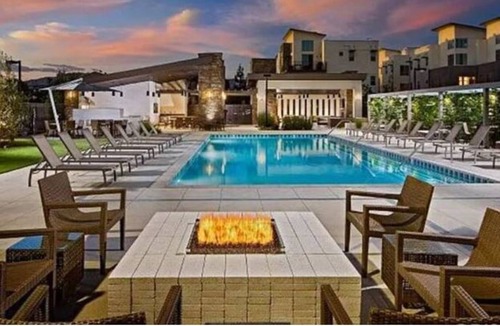 Northridge House | Spacious 3bd/3 1/2 bth townhouse close to CalState