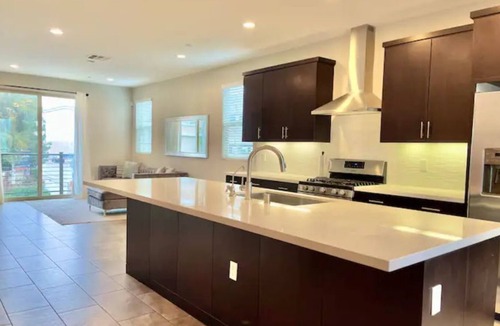 Northridge House | Spacious 3bd/3 1/2 bth townhouse close to CalState