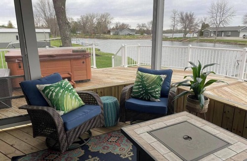 Watertown House | Spacious 4-bedroom 2900 square foot house on Lake Kampeska in marina bay.