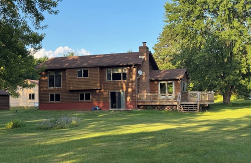 Somerset House | Spacious 4-bedroom Apple River house in beautiful Somerset with AC fitness room