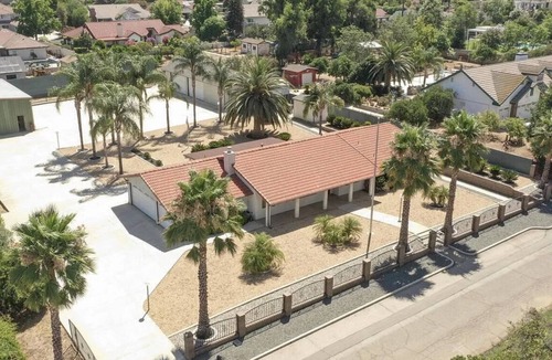 Riverside House | Spacious 4-bedroom house in Riverside with AC
