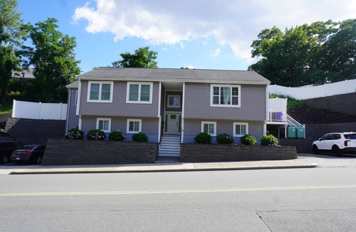 Malden House | Spacious 4-bedroom house 9 Miles Boston/Train-3mi/Airport-6mi/+Parking