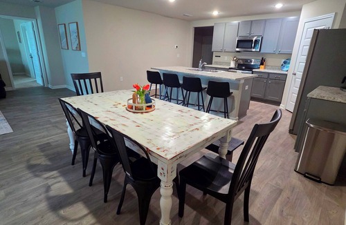 Foley House | Spacious 4 bedroom sleeps 10 one level house only minutes to the beach!
