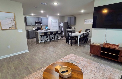Foley House | Spacious 4 bedroom sleeps 10 one level house only minutes to the beach!