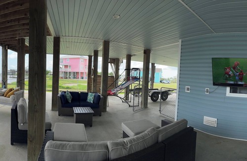Shoreline Park House | Spacious 4-bedroom house on the water, Outdoor Living area, Bay St. Louis.