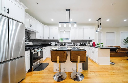 Worcester Apartment | Spacious 4BR Group Stay Near I290 & Clark Uni/WPI/WSU, Free Parking, Laundry 161