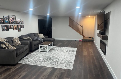Pickett House | Spacious 5-bedroom house close to EAA-3 miles
