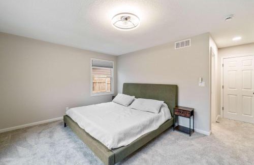 Ames House | Spacious 5BR Family Home Near ISU & Attractions
