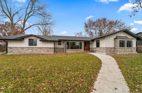 Ames House | Spacious 5BR Family Home Near ISU & Attractions