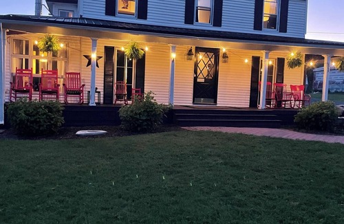 Pittsfield House | Spacious 5BR Farmhouse Sleeps 10 Perfect for Families Near Two Lakes