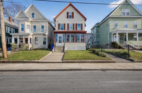 Malden Apartment | Spacious 5Br home in Malden with AC & heat