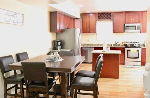 Central Northeast House | Spacious 6-bedroom house with AC, WiFi in awesome Washington