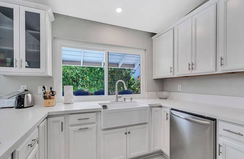 Simi Valley House | Spacious 6-bedroom house in lovely Simi Valley with 6 hole putting course