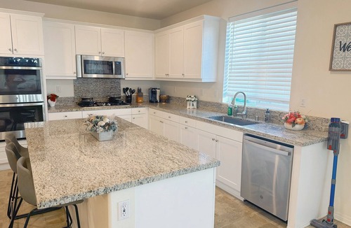 Ontario House | Spacious 6BR Home 8 Beds Arcade Machine Near Ontario Mills, Airport & Freeways