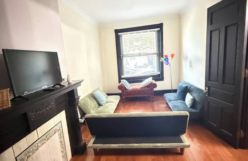 Spruce Hill House | Spacious 7-bedroom house in university city Philadelphia with AC