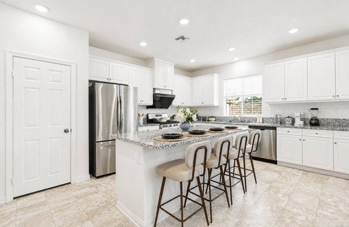 Ontario House | Spacious 7BR/10 Beds/Prime Location/Central