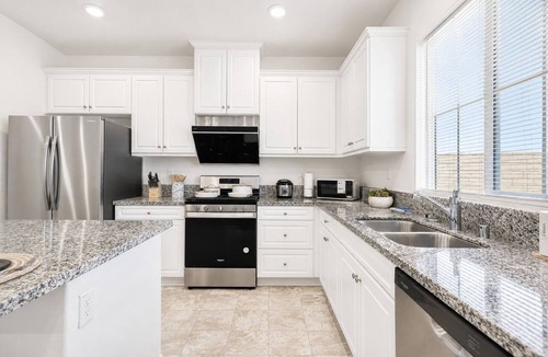 Ontario House | Spacious 7BR/10 Beds/Prime Location/Central