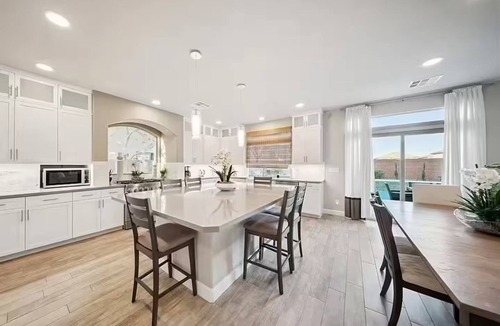 Arden House | Spacious 7BR Retreat Pool & Spa Sleeps 14 Minutes to the Las Vegas Strip