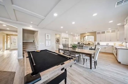 Arden House | Spacious 7BR Retreat Pool & Spa Sleeps 14 Minutes to the Las Vegas Strip