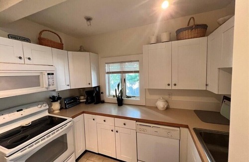 Top of the Hill House | Spacious and comfy, walk to Broadway or downtown, 2 min to beach, parking
