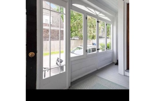 Top of the Hill House | Spacious and comfy, walk to Broadway or downtown, 2 min to beach, parking