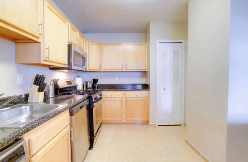 Crystal City Apartment | Spacious Arlington Apt Near DC with Pool